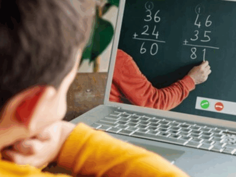 Enfant suivant un cours d’école à distance sur un ordinateur portable, observant un enseignant expliquer des exercices de mathématiques à l’écran.