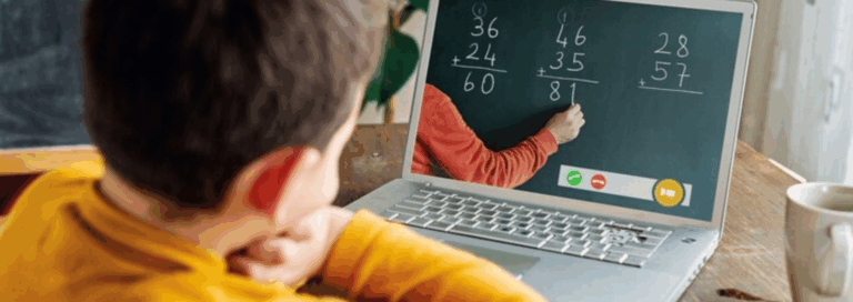 Enfant suivant un cours d’école à distance sur un ordinateur portable, observant un enseignant expliquer des exercices de mathématiques à l’écran.