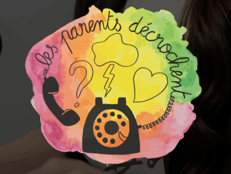 Logo coloré « Les parents décrochent » superposé à une photo d’entretien radiophonique avec un micro professionnel.