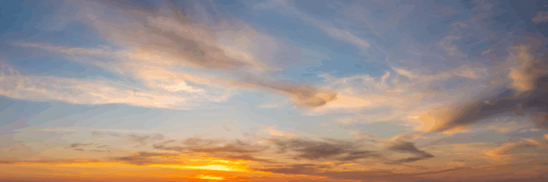 Ciel au coucher du soleil avec des nuages rosés et orangés, illuminés par la lumière douce du crépuscule.
