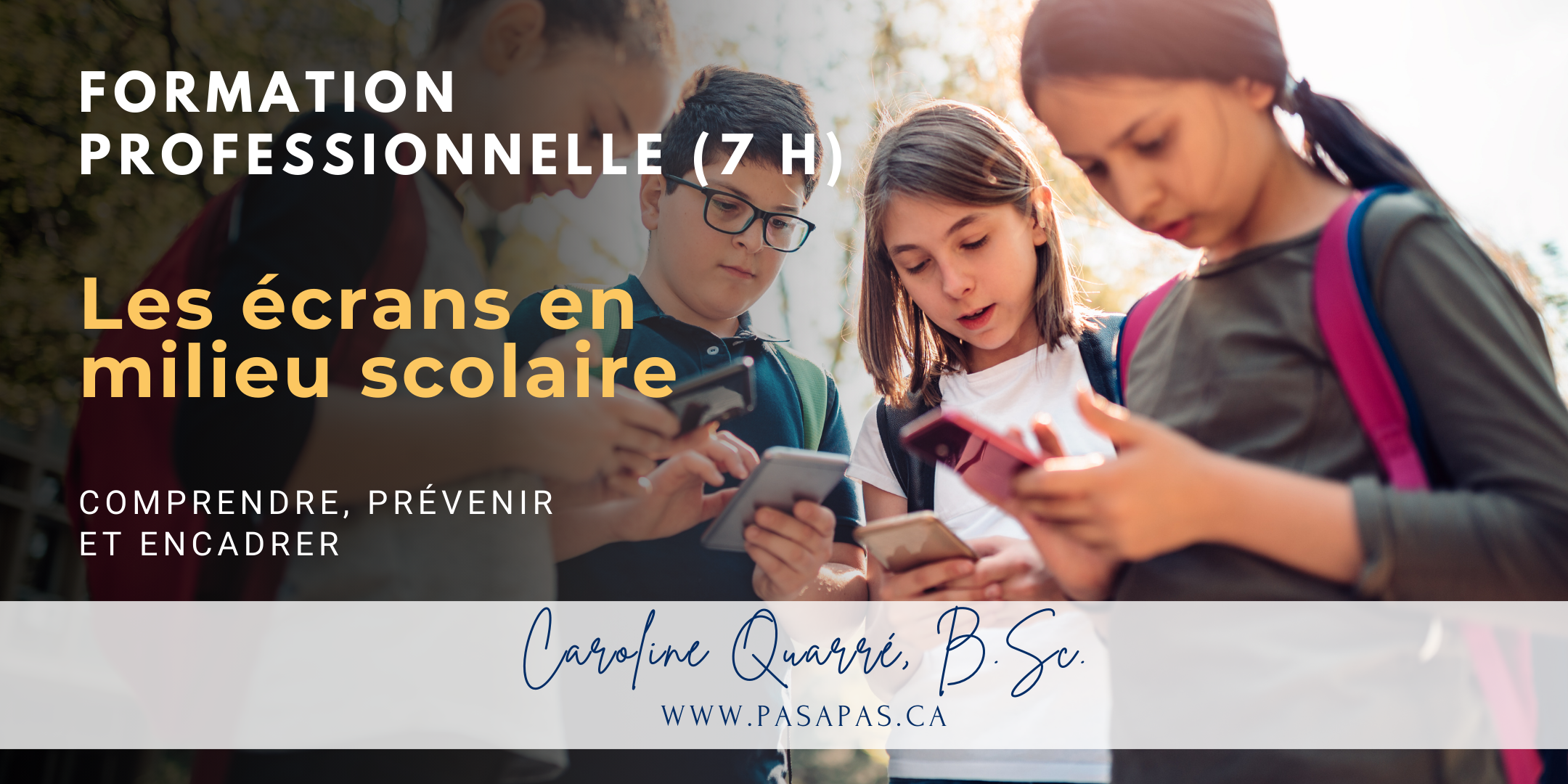 Bannière de formation, jeunes adolescents à l'école faisant l'usage de leur cellulaire.