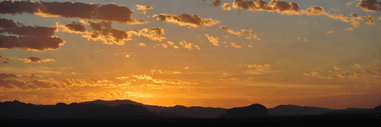 Un lever de soleil au-dessus des montagnes, illustrant l’idée qu’une routine matinale peut favoriser un meilleur sommeil.