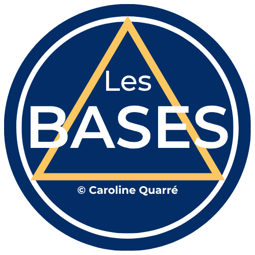 Logo Les BASES avec triangle doré sur fond bleu et signature Caroline Quarré