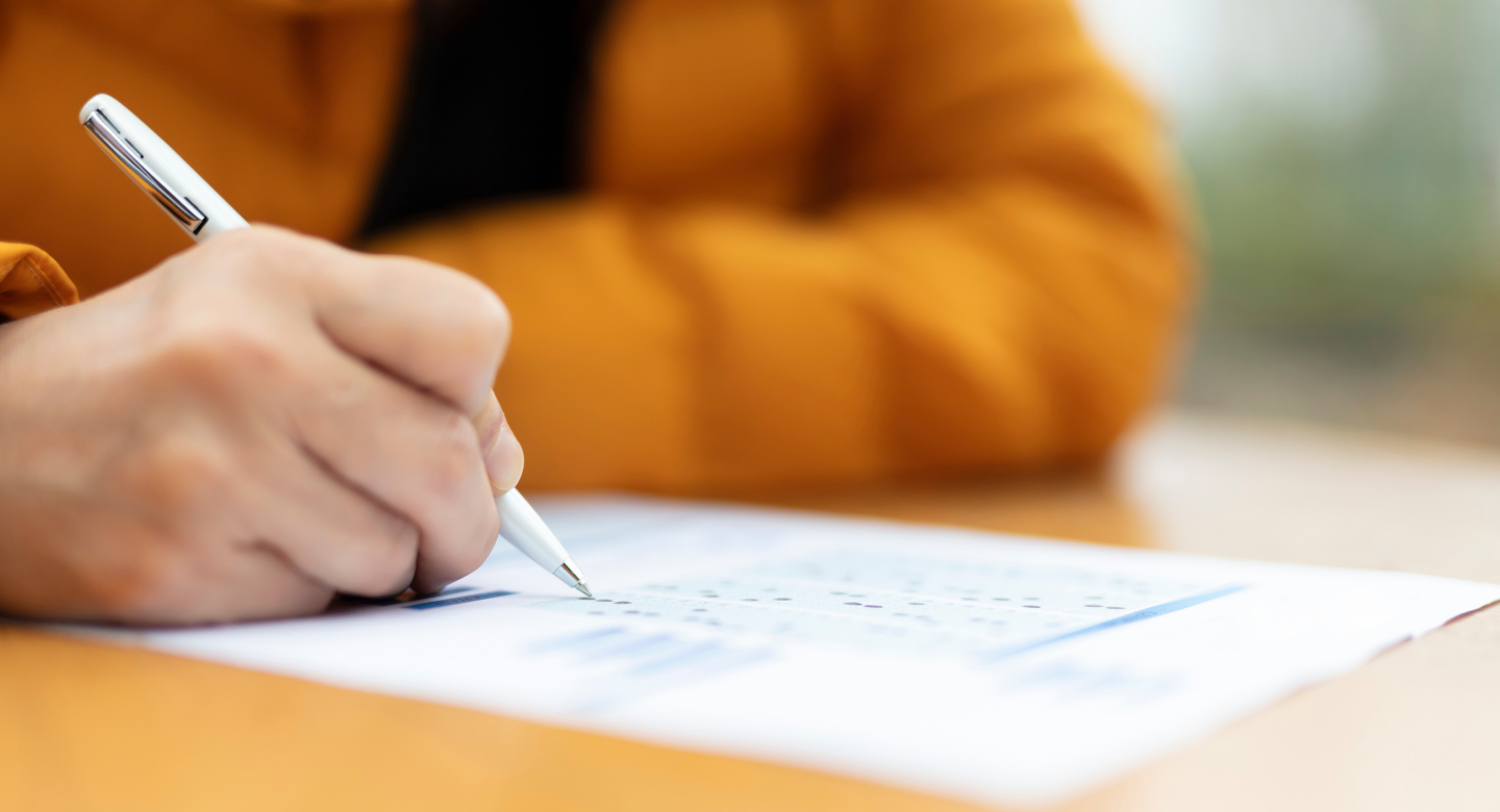 Élève remplissant un examen à l’aide d’un stylo